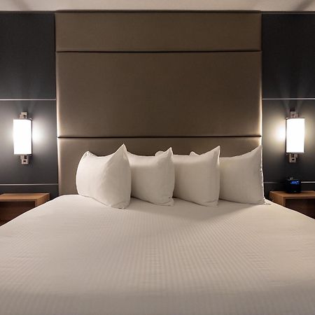 Carriage House Hotel And Conference Centre YYC Eksteriør billede