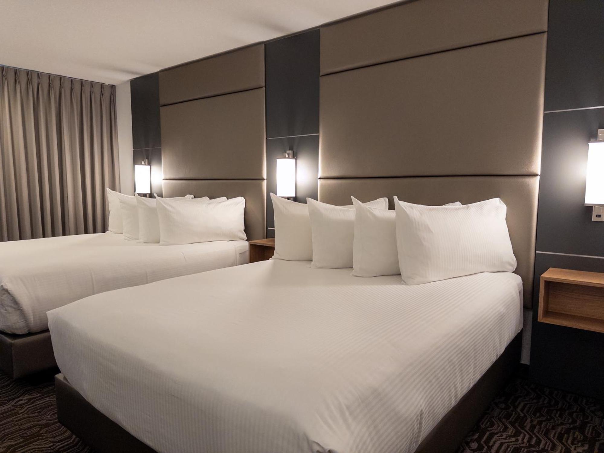 Carriage House Hotel And Conference Centre YYC Eksteriør billede