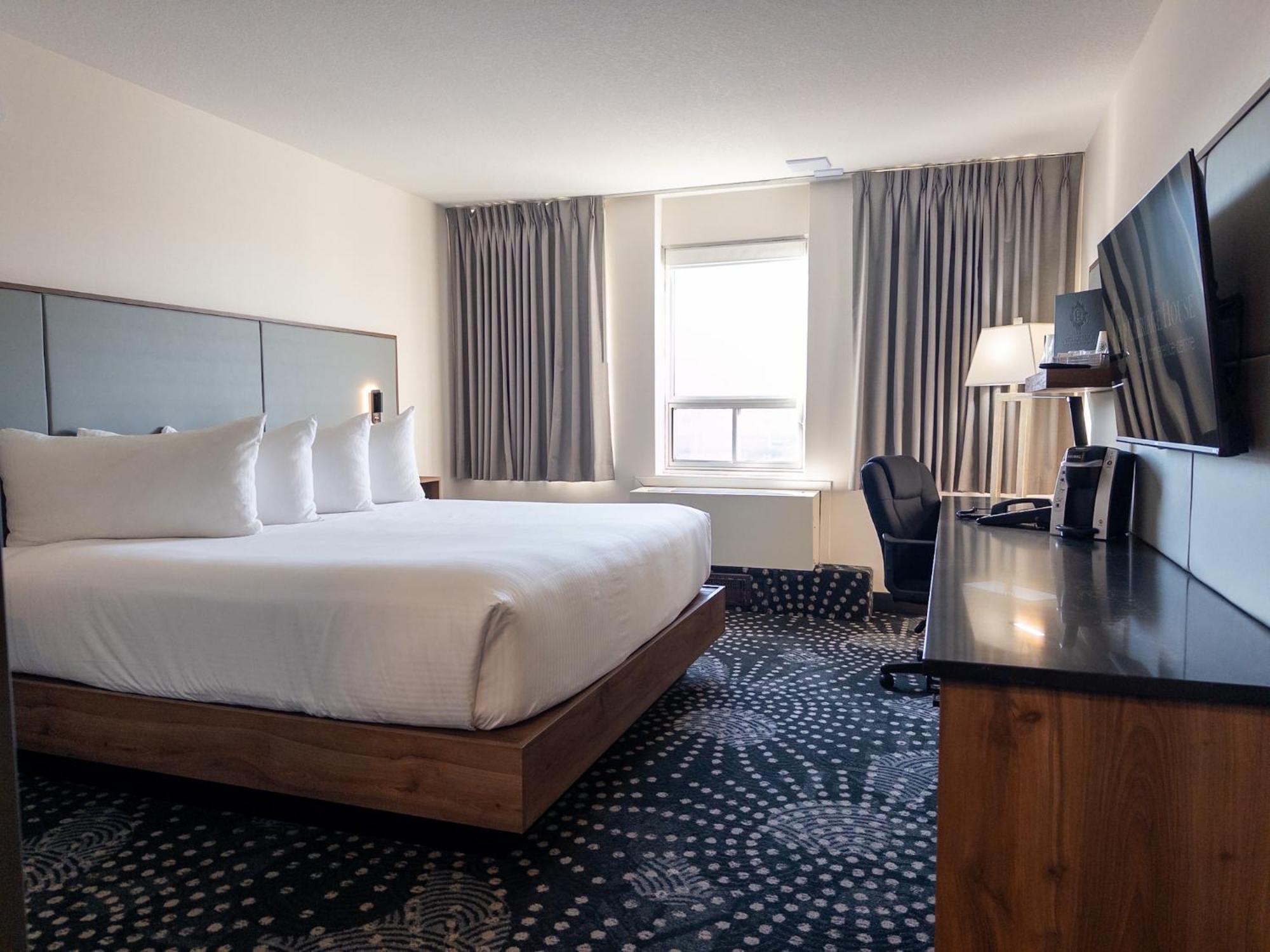 Carriage House Hotel And Conference Centre YYC Eksteriør billede