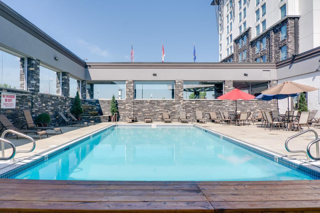 Carriage House Hotel And Conference Centre YYC Eksteriør billede